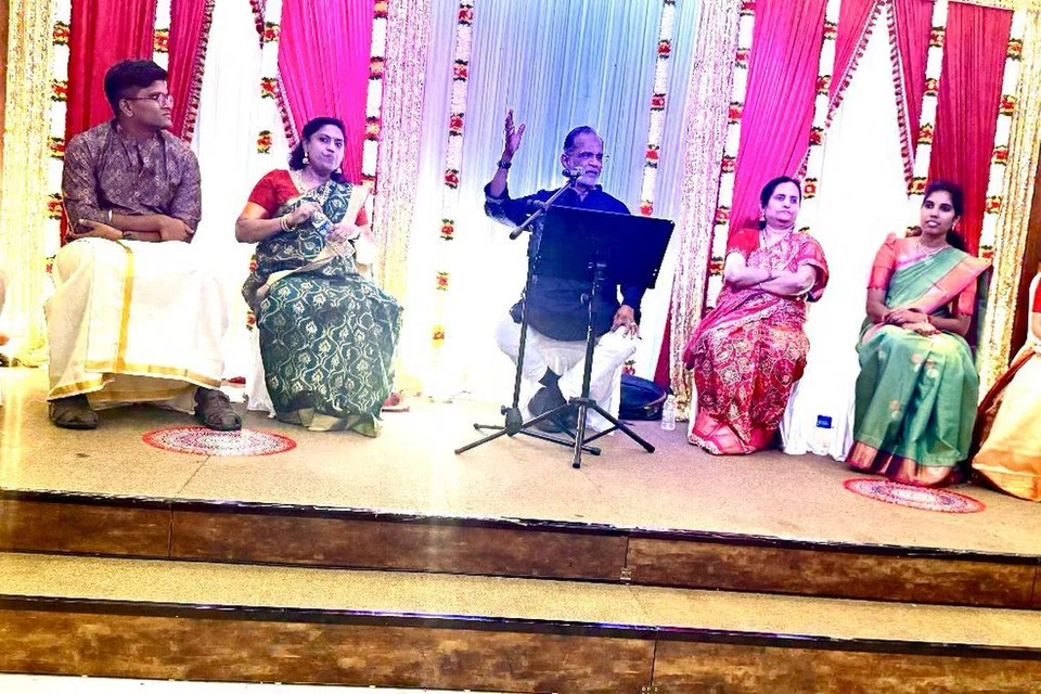 ‘கலைகள் வளர்ப்பதே’ என்ற அணியில் திருவாட்டி இசக்கிசெல்வி, செல்வன் ப்ரபவ் சுந்தரவடிவேல், செல்வன் ரகுநந்தன் ஆகியோரும் ‘காசு சேர்ப்பதே’ என்ற அணியில் முனைவர் ராஜிஸ்ரீநிவாசன், திருவாட்டி வானதிபிரகாஷ், டாக்டர் குந்தவை ஆகியோரும் வாதிட, யூசுப் ராவுத்தர் ரஜித் நடுவராக நிகழ்ச்சியை வழிநடத்தினார்.