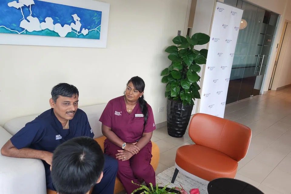 உதவி இணைப் பேராசிரியரும் தீவிர சிகிச்சைப் பிரிவின் மூத்த நிபுணத்துவ மருத்துவருமான கே ஆர் ராமநாதன், ‘என்யுஎச்’ மறுவாழ்வுத் துறையின் உடல் இயக்கச் சிகிச்சை ஆய்வுப் பிரிவின் தலைவர் மருத்துவர் கீதா காயாம்பூ ஆகியோருடன் ‘அவேக் எக்மோ’ சிகிச்சை பெற்றுக்கொண்ட நாதன் டான்.  