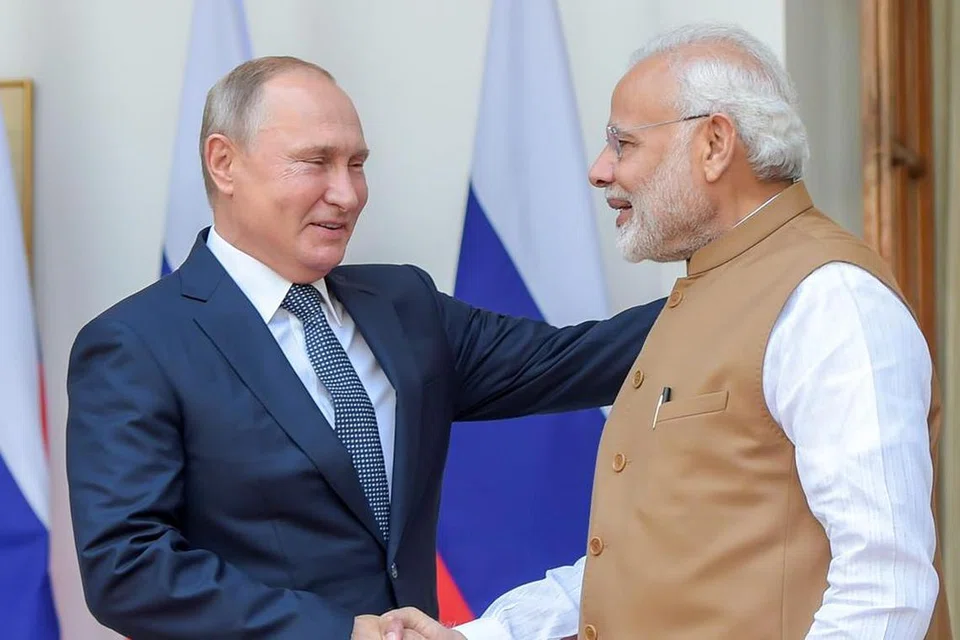 ர‌‌ஷ்ய அதிபர் விளாடிமிர் புட்டினும் (இடம்) இந்தியப் பிரதமர் நரேந்திர மோடியும் சென்ற ஆண்டு இரண்டு முறை சந்தித்தனர்.