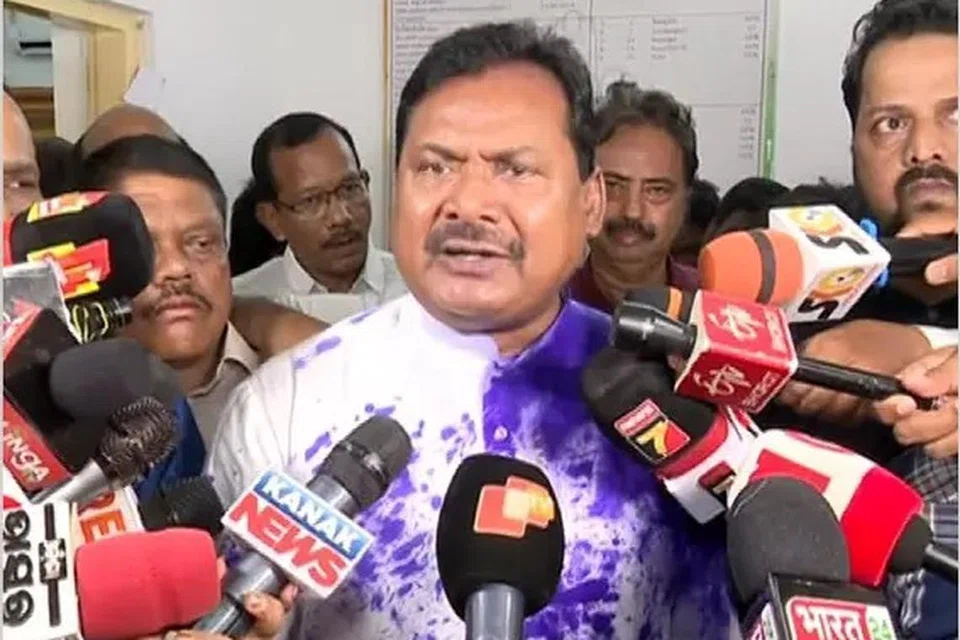 அடையாளம் தெரியாத சந்தேகப் பேர்வழிகளால் பேனா மை வீசப்பட்ட பின்னர் சரத் பட்நாயக் செய்தியாளர்களிடம் பேசினார். 