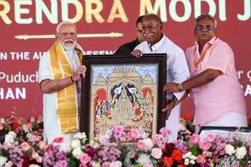 ஞாயிற்றுக்கிழமை (மார்ச் 1) புதுவையில் நடைபெற்ற நிகழ்ச்சியில் கலந்துகொண்ட பிரதமர் மோடிக்கு புதுவை முதல்வர் ரங்கசாமி நினைவுப்பரிசு வழங்கினார்.