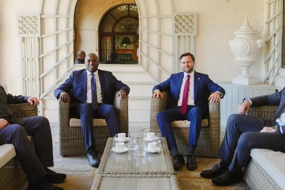 உக்ரேனியப் போர்: அமெரிக்காவும் பிரிட்டனும் பாதுகாப்பு அதிகாரிகளுடன் சந்திப்பு