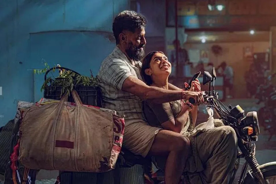 ‘வீர தீர சூரன்’ படத்தில் விக்ரம், துஷாரா விஜயன்.