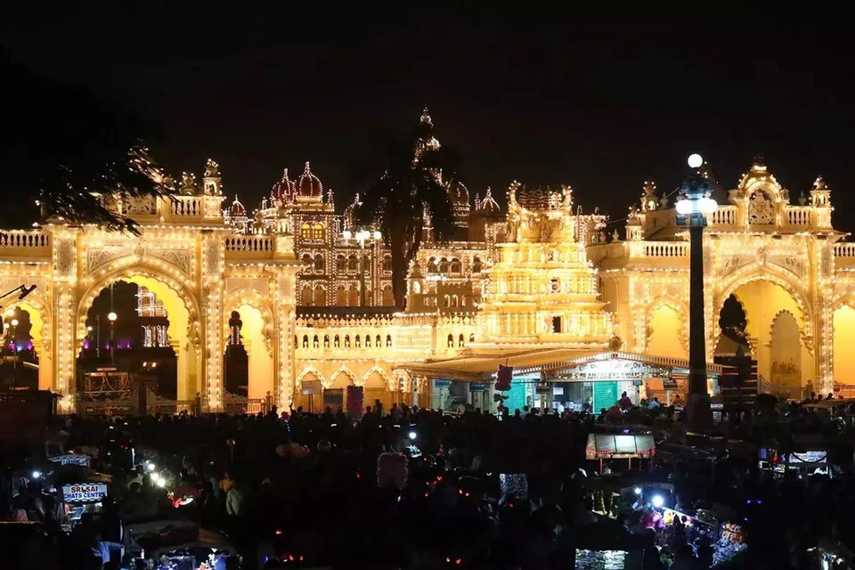 தசரா திருவிழாவை முன்னிட்டு மைசூரு நகரிலும் அரண்மனையிலும் மின்விளக்குகளால் அலங்காரம் செய்யப்பட்டுள்ளது.