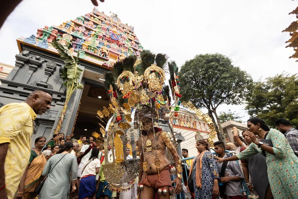 தோள்களில் காவடியைச் சுமந்து மனத்தில் இறையடி சேர வேண்டும் என்ற உறுதியுடன் பல கிலோமீட்டர் நடக்கும் பக்தர்கள்.