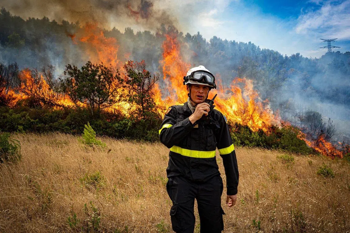கட்டுக்கடங்காத காட்டுத் தீ தென்பிரான்சை சுட்டுப்பொசுக்கியது