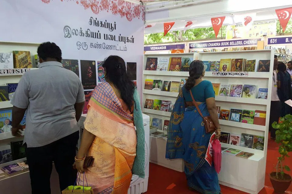 சென்னை புத்தகக் கண்காட்சியில் சிங்கப்பூர் பகுதியில் உள்ள நூல்களைப் பார்வையிடும் மக்கள்.