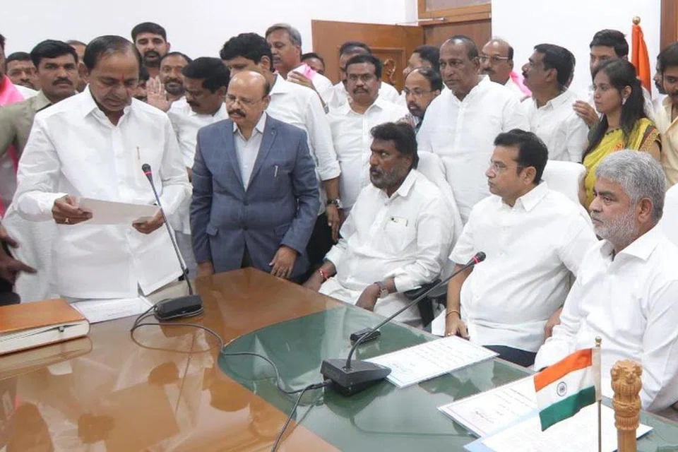 தெலுங்கானா சட்டப்பேரவை சபாநாயகர் கட்டம் பிரசாத் குமாரின் அலுவலகத்தில் சந்திரசேகர ராவ் எம்எல்ஏ.வாக பதவியேற்றுக் கொண்டார்