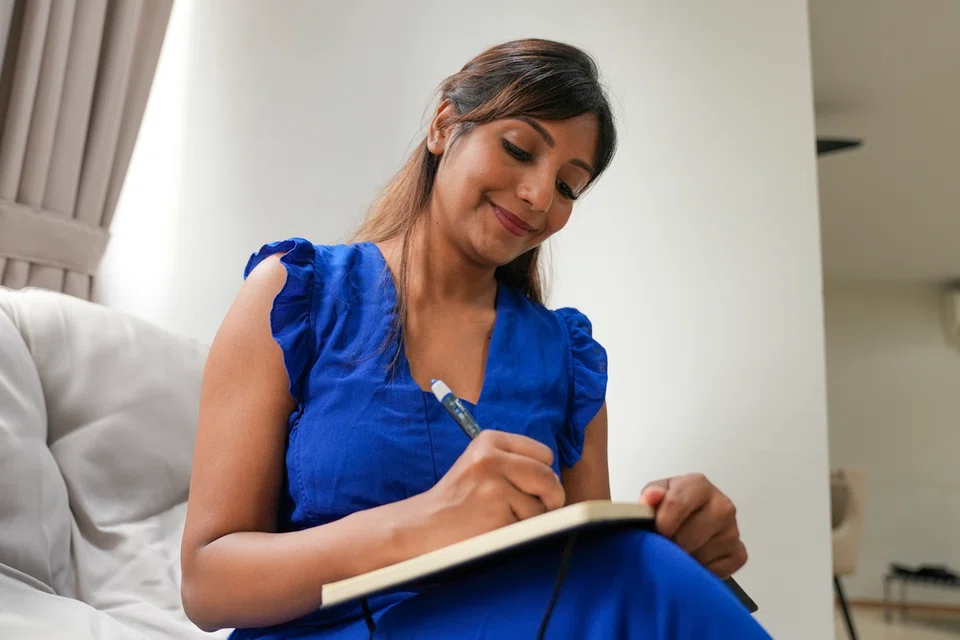 உள்ளூர் நடிகையாகவும் பாடகராகவும் திகழும் ஷேரன் ஷோபனா, 31, பாடலாசிரியராகவும் விளங்குகிறார்.