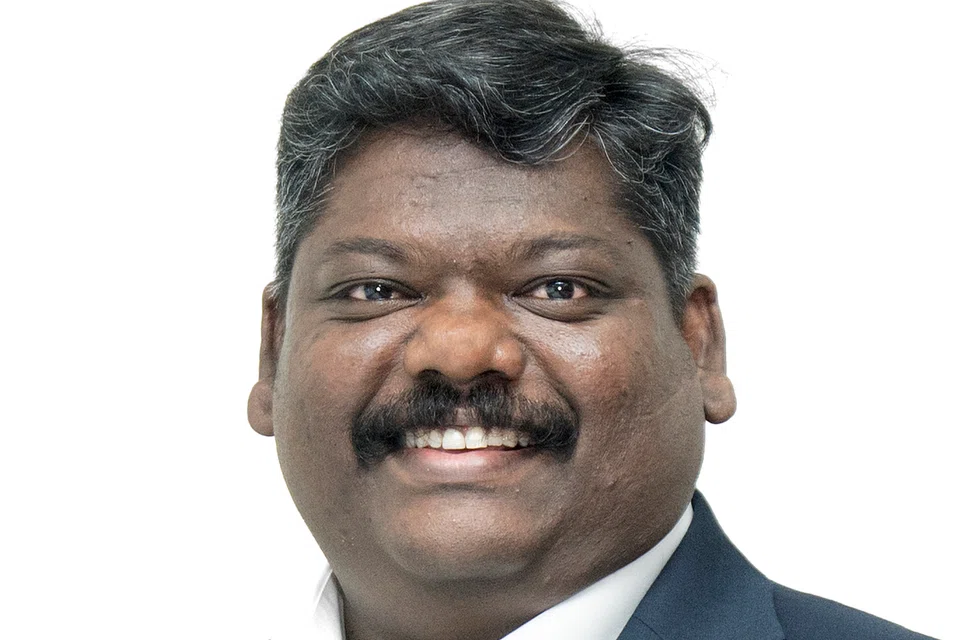 பார்ட்லீ உயர்நிலைப் பள்ளியின் மூத்த ஆசிரியர் லூயிஸ் ஐசக் குமார்.