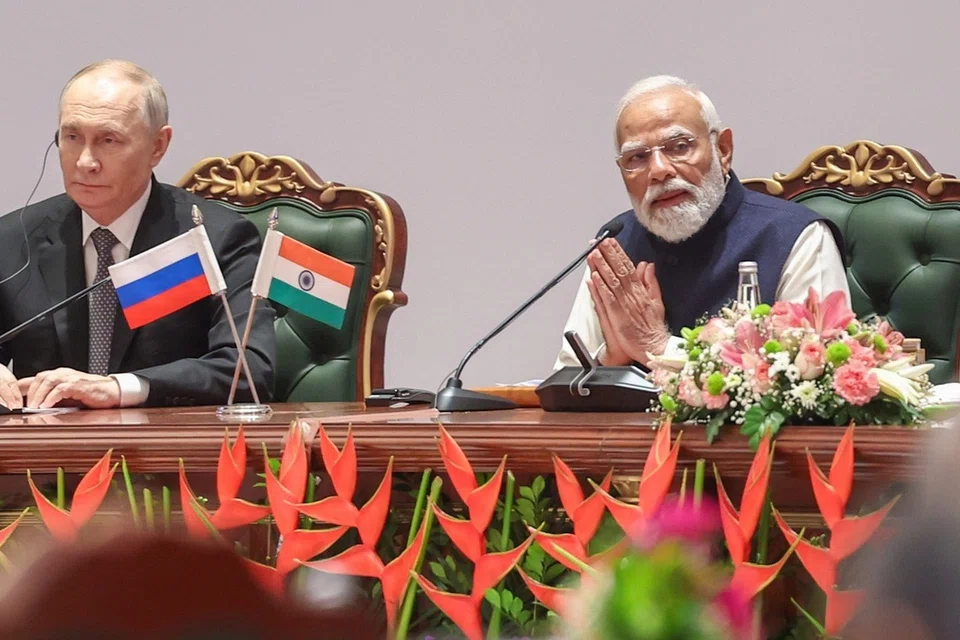 மாநாட்டுக்குப் பின்னர் பிரதமர் மோடியும் அதிபர் புட்டினும் செய்தியாளர்களைக் கூட்டாகச் சந்தித்துப் பேசினர்.