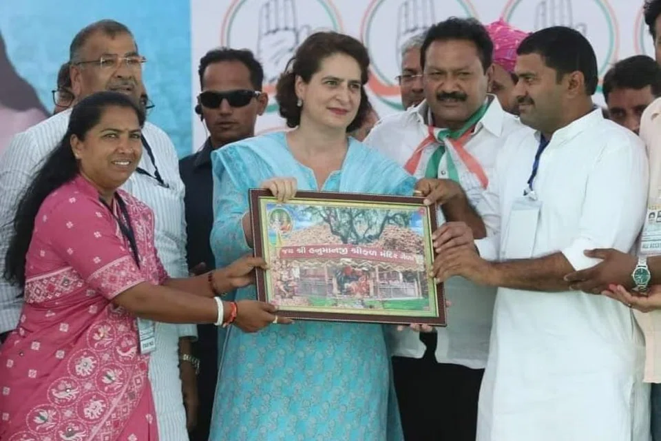 காங்கிரஸ் பொதுச்செயலாளர் பிரியங்காவுடன் ஜெனிபென் தாகூர்.