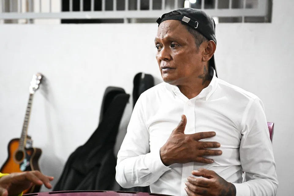 கத்தியால் தனக்குத்தானே தீங்கு விளைவித்துக்கொள்ள முயன்ற ஒருவரைத் தடுத்து நிறுத்தினார் ஒஸ்மான் சிடின்.