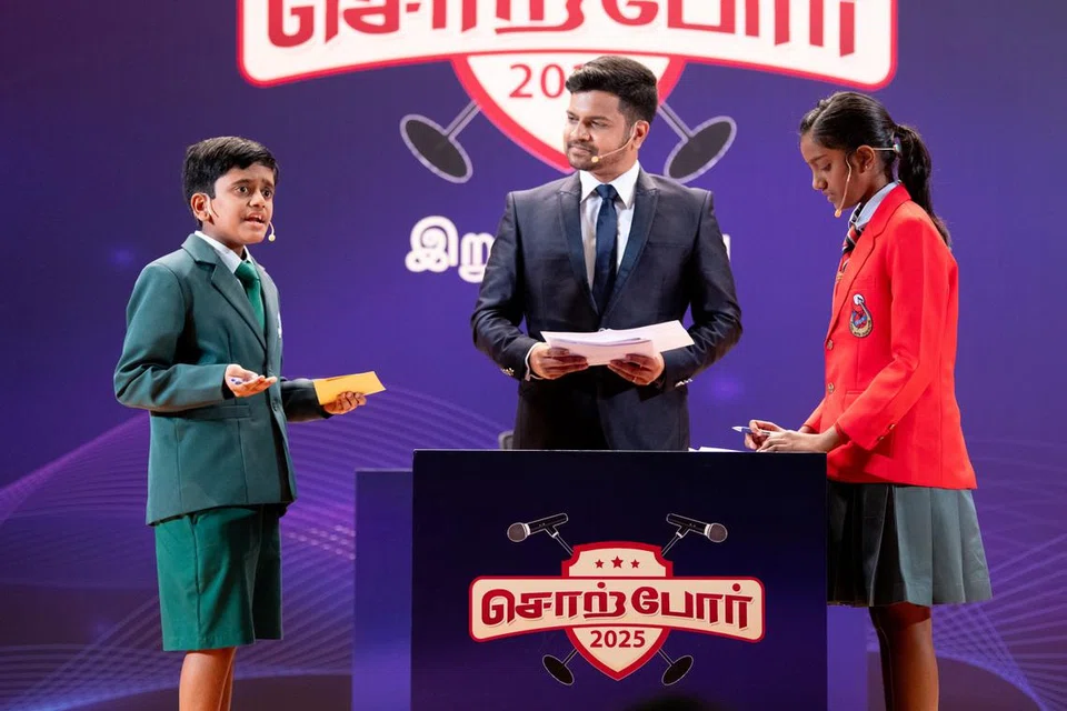 மேடையில் கொடுக்கப்பட்ட தலைப்பில் முன் தயாரிப்பின்றி விவாதத்தில் ஈடுபடும் மாணவர்கள்.