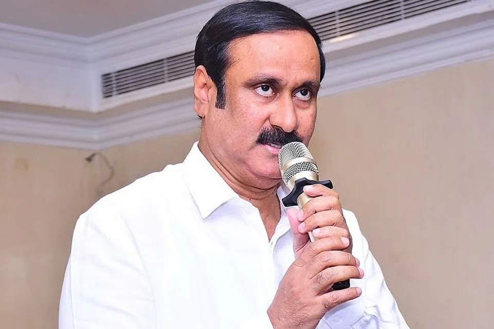 ரயில்வே துறையில் தமிழர்களுக்குக் கிடைக்க வேண்டிய பணிகளை வெளி மாநிலத்தவர்களுக்குத் தாரை வார்ப்பது தடுக்கப்பட வேண்டும் என்று பாட்டாளி மக்கள் கட்சித் தலைவர் அன்புமணி தெரிவித்துள்ளார்.
