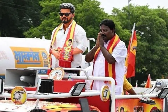 விஜய் சிலையுடன் தவெக வேட்பாளர் வாக்கு வேட்டை
