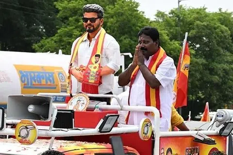விஜய் சிலையுடன் பிரசாரத்தில் ஈடுபட்ட திருவெறும்பூர் தவெக வேட்பாளர் நவல்பட்டு விஜி.