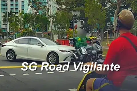 மோட்டார்சைக்கிளை ஓட்டிய ஆடவர் சுயநினைவுடன் சாங்கி பொது மருத்துவமனைக்கு அழைத்துச் செல்லப்பட்டார்.