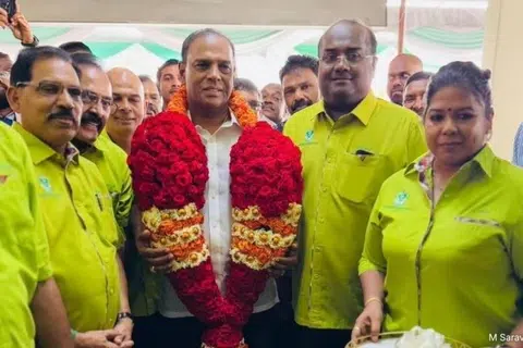 மலேசிய இந்திய காங்கிரசின் தேசிய துணைத் தலைவர் எம். சரவணன் (மாலையுடன்).