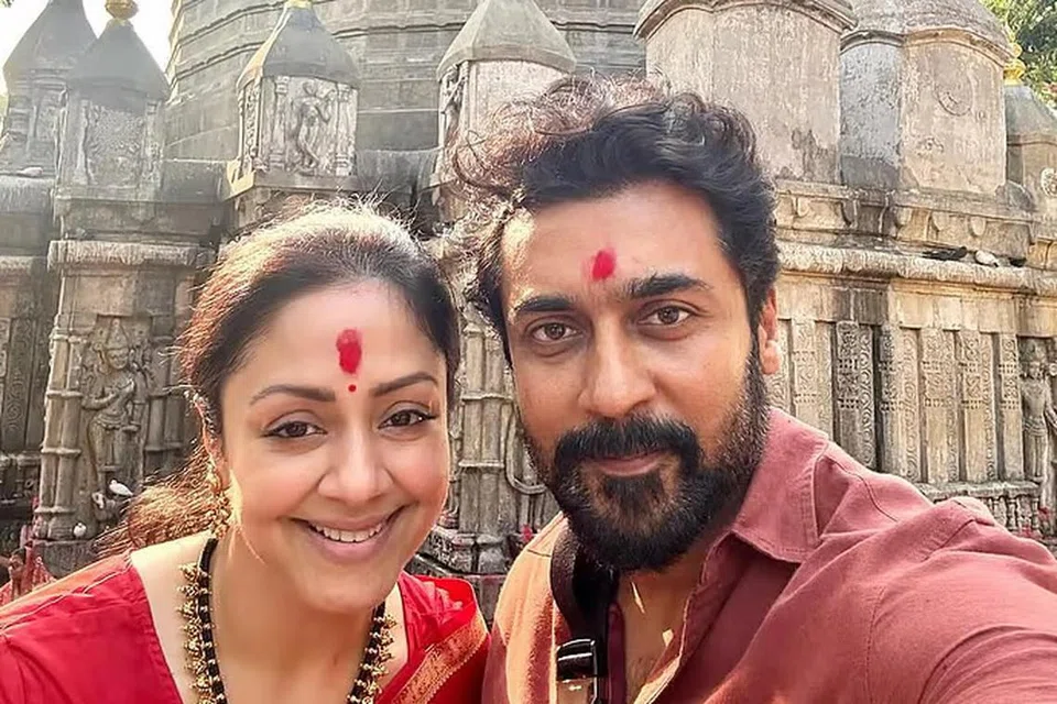காமாக்யா கோவிலில் புகைப்படம் எடுத்துக்கொண்ட ஜோதிகா, சூர்யா.
