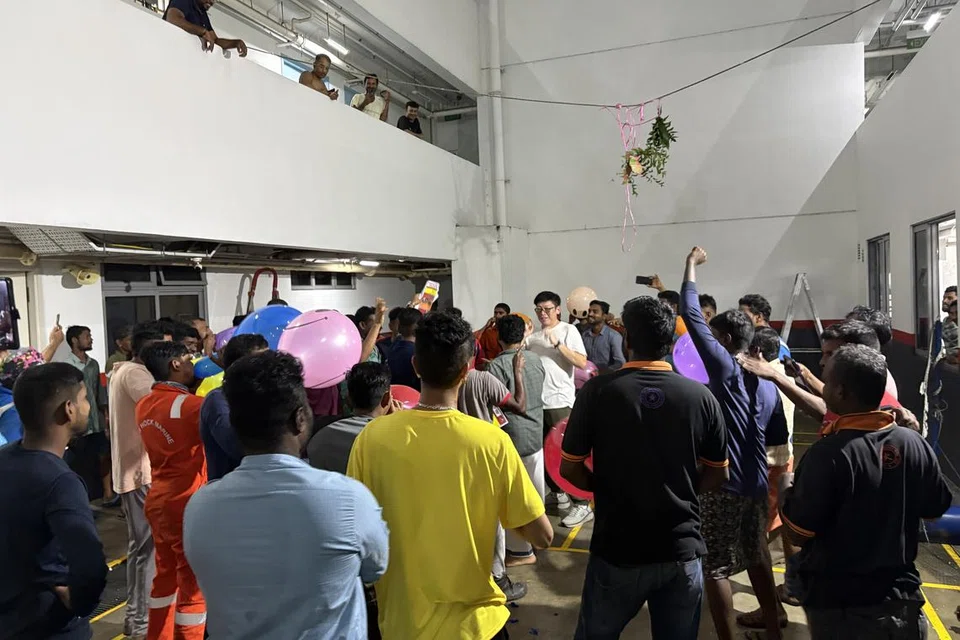 வெஸ்ட்லைட் பொங்கல் விழாவில், உறியடித்தல் உள்ளிட்டப் பற்பல விளையாட்டு நிகழ்ச்சிகள் நடத்தப்பட்டு வெற்றி பெற்றவர்களுக்கு ரொக்கப் பரிசுகளும் வழங்கப்பட்டன. 