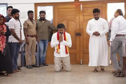 திருச்சியில் புனித அந்தோணியார் தேவாலயத்தில் ஜெபம் செய்த விஜய்.