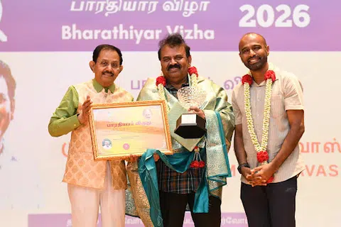 எழுத்தாளர் ‌‌‌ஷாநவாசுக்கு (நடுவில்) 2026க்கான பாரதியார் விருது வழங்கும் தமிழ்மொழிப் பண்பாட்டுக் கழகத் தலைவர் ஹரிகிரு‌ஷ்ணன் முத்துசாமி. உடன் ஜூரோங் வெஸ்ட் - வெஸ்ட் கோஸ்ட் குழுத்தொகுதி நாடாளுமன்ற உறுப்பினர் ஹமீது ரசாக்.