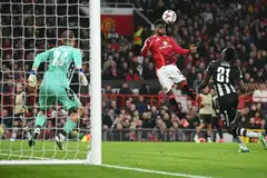 மான்செஸ்டர் யுனைடெட் அணியின் அமாட் டியாலோ (சிவப்பு ஆடை) இரண்டு கோல்கள் அடித்து அசத்தினார்.