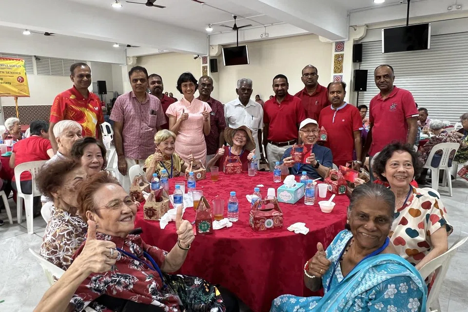 கலந்துகொண்ட மூத்தோர், ஏற்பாட்டுக் குழு உறுப்பினர்களுடன், தஞ்சோங் பகார் நாடாளுமன்ற உறுப்பினரும், அடித்தள அமைப்புகளின் ஆலோசகருமான திருவாட்டி ஜோன் பெரேரா.