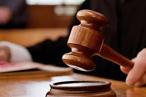நில அபகரிப்பு புகாரில் நடவடிக்கை எடுக்காத இரண்டு காவல்துறை அதிகாரிகள் மீது வழக்குப் பதிவு செய்யப்பட்டுள்ளது. 