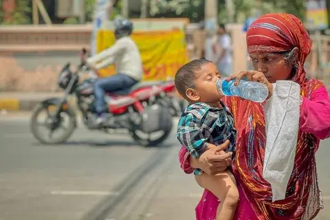 வெப்பத் தாக்கத்திலிருந்து தப்பிக்க பொதுமக்கள் அதிகளவு தண்ணீர், இளநீர், மோர் பருகும்படி அறிவுறுத்தி உள்ளனர். 