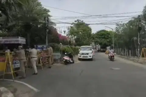 விஜய்யின் நீலாங்கரை வீட்டின் முன்பு குவிக்கப்பட்ட காவல்துறையினர்.