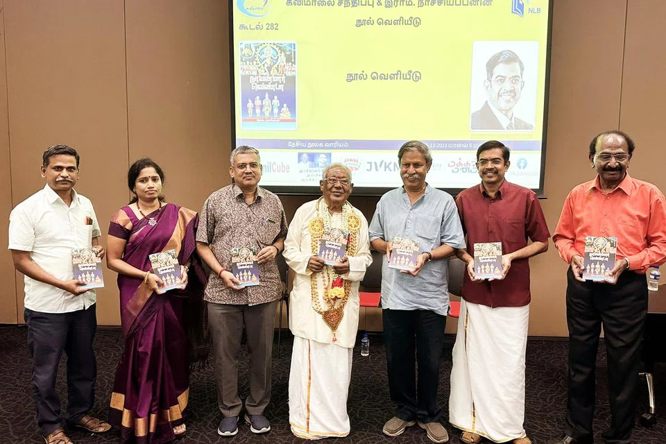 நாயன்மார் வெண்பா நூலுடன் நிகழ்ச்சிக்கு வந்திருந்த பிரமுகர்கள். 