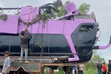 விபத்துக்குள்ளான பேருந்து சியெம் ரீப்பிலிருந்து நோம் பென்னுக்குச் சென்றுகொண்டிருந்ததாகக் காவல்துறை அதிகாரி ஒருவர் கூறினார்.