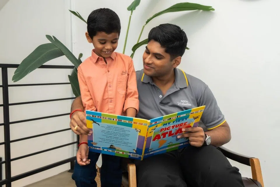 ‘புக் விஸர்ட்ஸ்’ திட்டத்தில் கவின் தேவராஜ் 20 வாரங்களுக்கு ஆதவனுக்கு ஆங்கிலம் கற்றுக்கொடுத்தார்.
