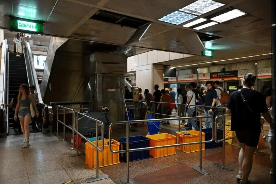 ராஃபிள்ஸ் பிளேஸ் ரயில் நிலையத்தில் நீர்க் கசிவு