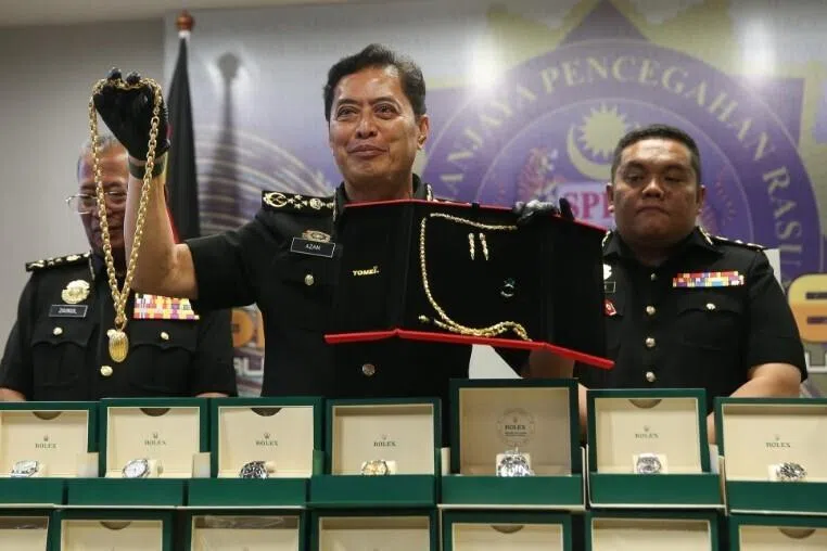 ராணுவக் குத்தகை ஊழல்: மலேசியாவில் பல மில்லியன் ரொக்கம், நகைகள் பறிமுதல்