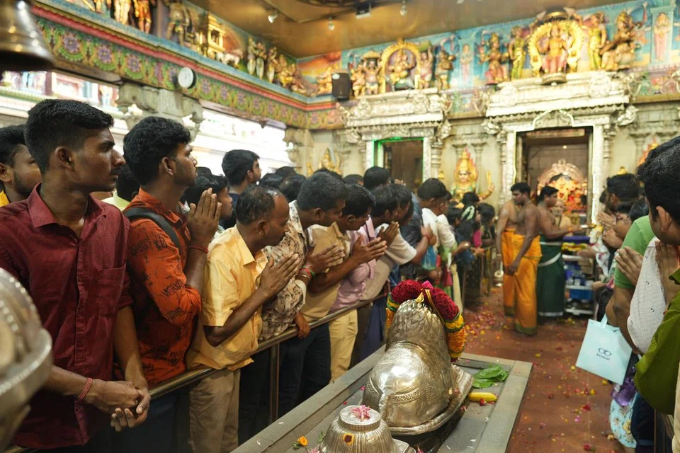 ஸ்ரீ வீரமாகாளியம்மன் கோவிலில் கூடிய பக்தர்கள்.
