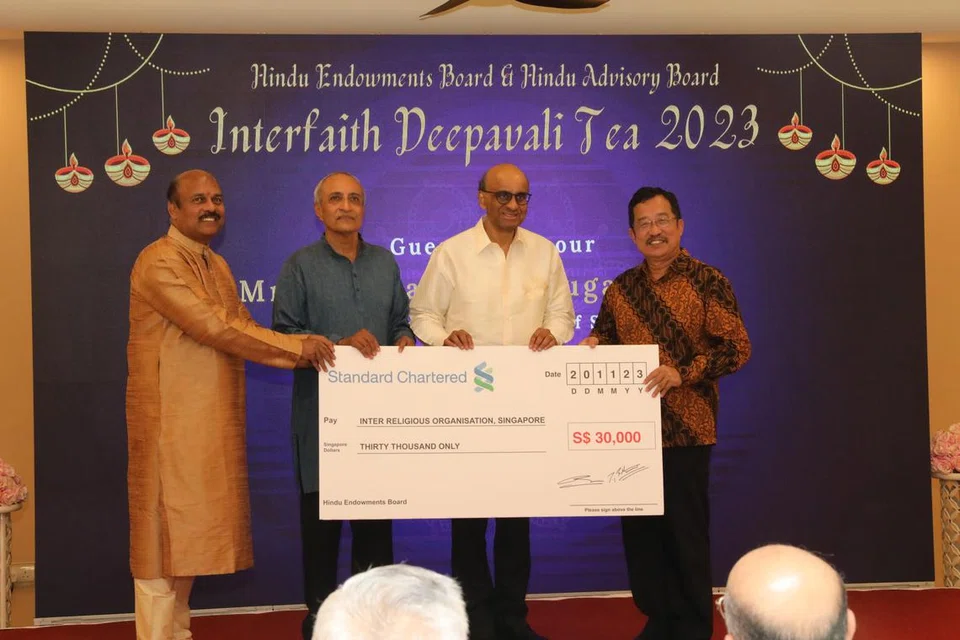 இந்நிகழ்வில் (இடமிருந்து) இந்து ஆலோசனை மன்றத்தின் தலைவர் திரு க. செங்குட்டுவனும் இந்து அறக்கட்டளை 
வாரி­யத்தின் தலைவர் திரு ராஜன் கிருஷ்ணனும் இணைந்து $30,000 மதிப்புள்ள காசோ­லை­யை அதிபர் தர்மன் சண்முகரத்னம் முன்னிலையில் அனைத்து சமய மன்றத்தின் துணைத் தலைவர்  அருள்திரு டெர்ரி கீயிடம் (வலக்கோடி) வழங்கினர். 