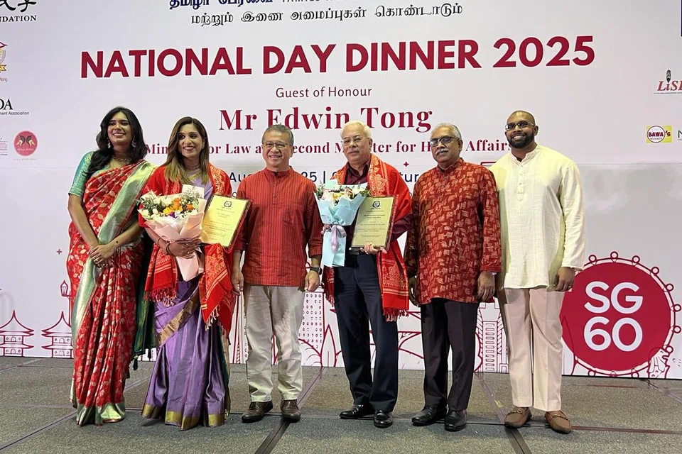 (இடமிருந்து) உன்னத இளையர் விருது வென்ற இலக்கியா செல்வராஜி, சிறப்பு விருந்தினராகப் பங்கேற்ற சட்ட அமைச்சரும், உள்துறை இரண்டாம் அமைச்சருமான எட்வின் டோங், மாண்புமிகு சமூகச் சேவை விருது பெற்ற நற்பணிப் பேரவையின் முன்னாள் தலைவர் ராமமூர்த்தி, தமிழர் பேரவைத் தலைவர் வெ. பாண்டியன் ஆகியோருடன் ஏற்பாட்டுக் குழுவினர் நிகழ்ச்சி மேடையில் கூடியுள்ளனர்.