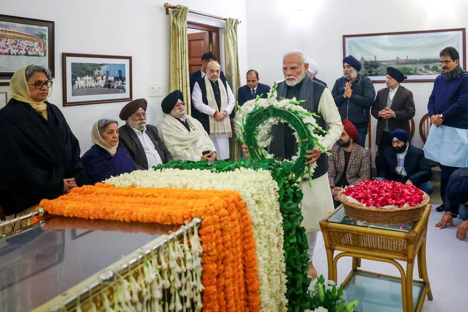 மறைந்த முன்னாள் பிரதமர் மன்மோகன் சிங்குக்கு அவரது இல்லத்தில் இறுதி மரியாதை செலுத்தும் இந்தியப் பிரதமர் நரேந்திர மோடி. 