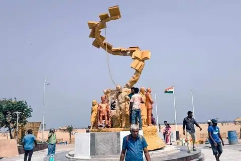 சிலைகளை செவ்வாய்க்கிழமை முதல்வர் ஸ்டாலின் திறந்துவைத்தார்.