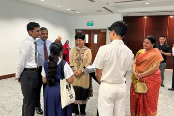 மாணவர்களுடன் கலந்துரையாடும் அமைச்சர் இந்திராணி ராஜா. அருகில் சிண்டா தலைமை நிர்வாக அதிகாரி அன்பரசு ராஜேந்திரன் (இடமிருந்து இரண்டாமவர்).