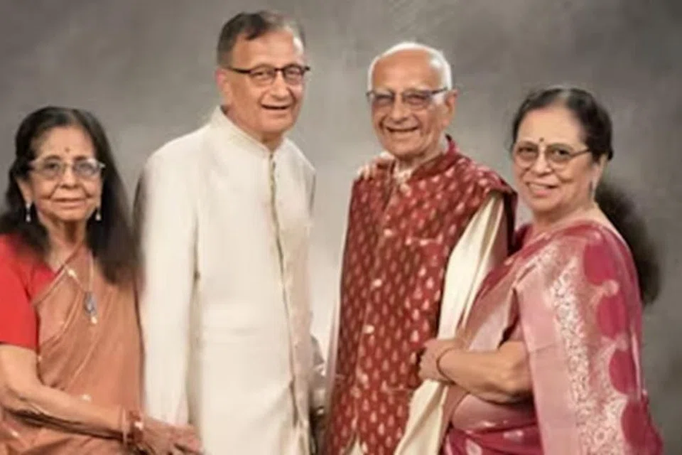 இந்த நால்வரும் காரில் சென்றபோது விபத்தில் சிக்கினர்.