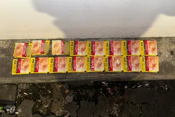 16 பொட்டலங்கள் மெல்லும் புகையிலை வைத்திருந்ததற்காகச் சென்ற ஞாயிற்றுக்கிழமை (நவம்பர் 9) இரவு 27 வயது ஆடவர் ஒருவர் பிடிபட்டார்.