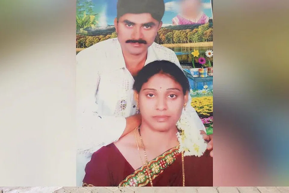 குருமூர்த்தி தனது மனைவி வெங்கட மாதவியுடன்.  