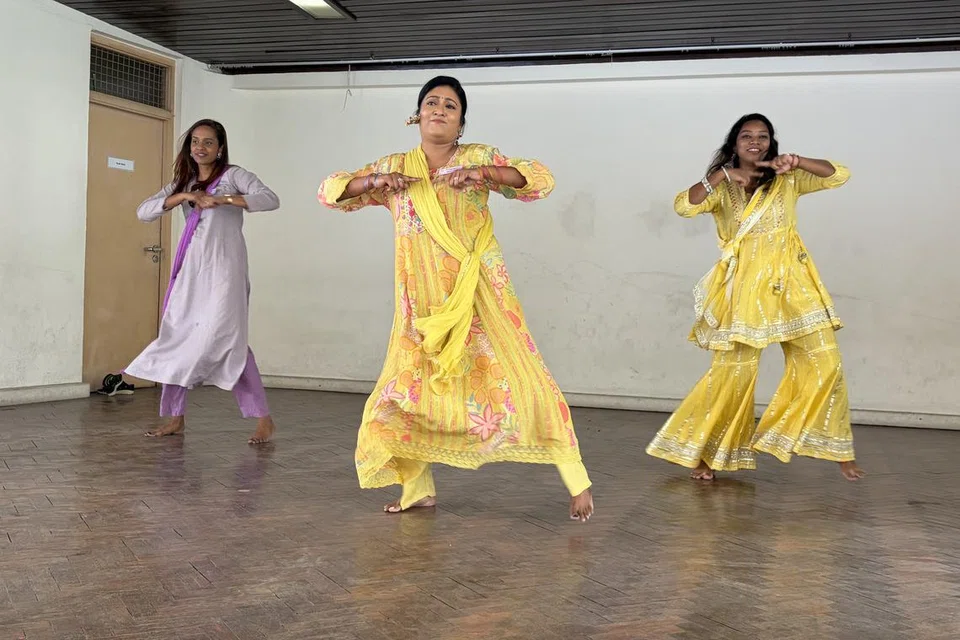 பங்கேற்பாளர்களும் நடனமாட ஊக்குவிக்கப்பட்டனர்.