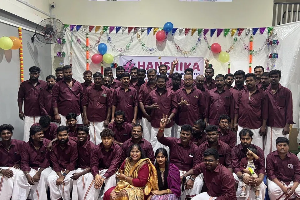 ஒரே குடும்பமாக தீபாவளியைக் கொண்டாடிய ஹன்‌ஷிகா நிறுவனத்தார்.