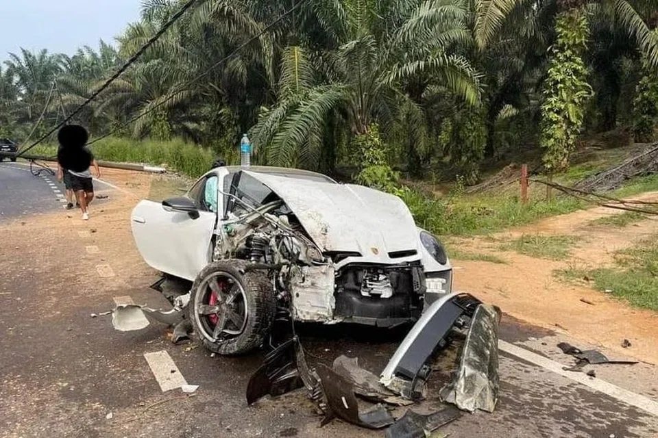 சேதமடைந்த தம்பதியின் சொகுசு கார்.