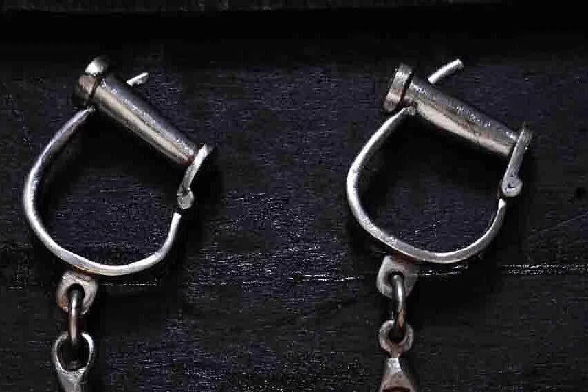 வீட்டில் அமளி; ஆணும் பெண்ணும் கைது 